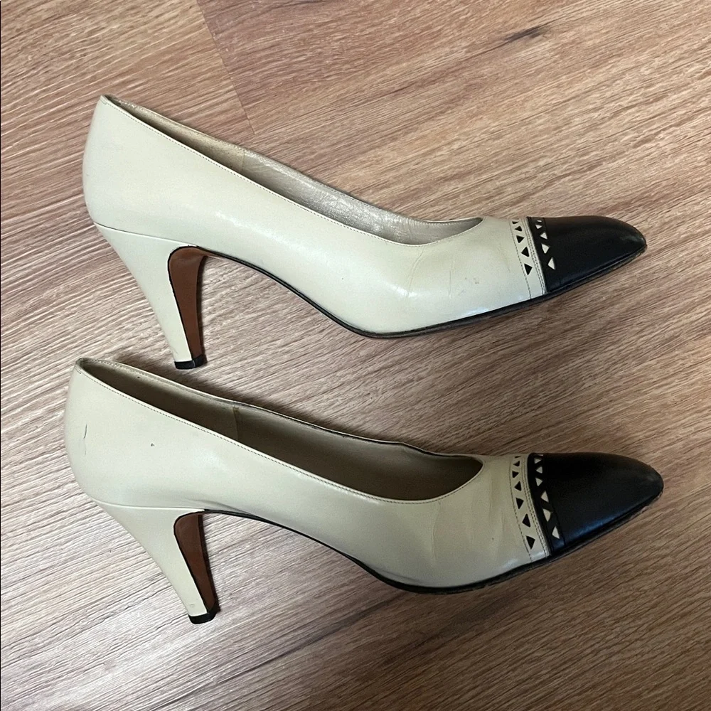Vintage Salvatore Ferragamo cream/black oxford style pumps, size 8 AA